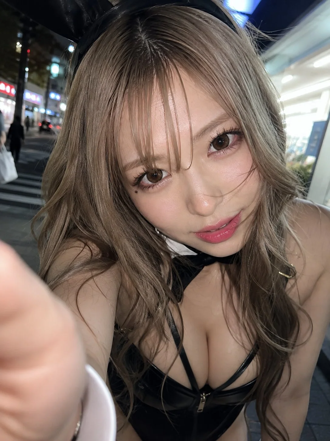 深夜の繁華街でバニーガールの顔へ超近距離から寄ったAI生成画像
