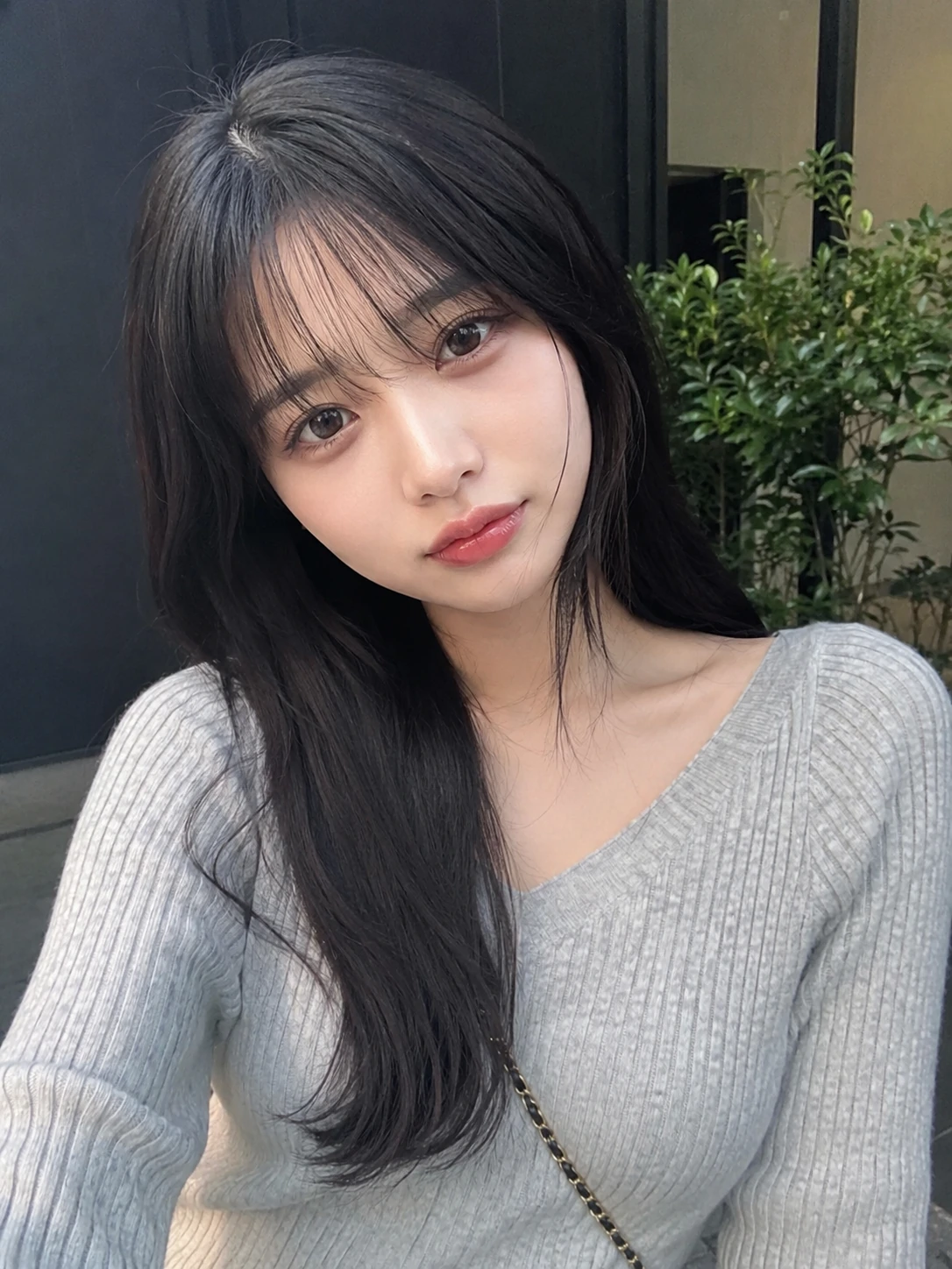 短い日本語プロンプトをもとに生成した、屋外でスマホ撮影された架空の成人日本人女性のAI画像