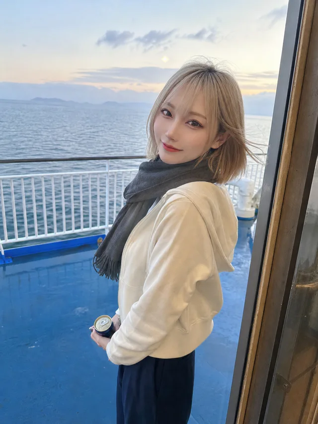 夜明けのフェリー甲板で、客室ドア越しに振り向いて可愛く微笑む成人女性のAI生成スマホ写真