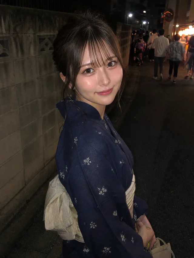 花火大会後の暗い道で、紺の浴衣を着た成人女性が友達へ微笑むAI生成のスマホ写真