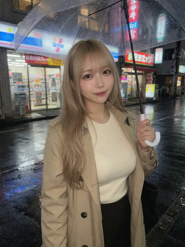 雨の夜に透明傘をさすプラチナブロンドの藤崎エマ。ベージュのトレンチコート