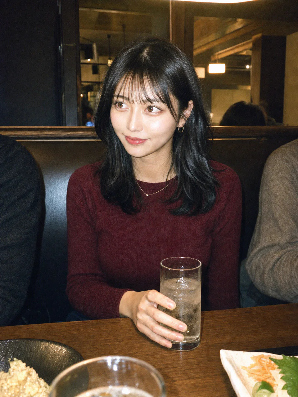 夜の居酒屋でグラスを持つ成人女性を、使い捨てカメラの直射フラッシュとフィルム粒子で撮影したようなAI生成写真
