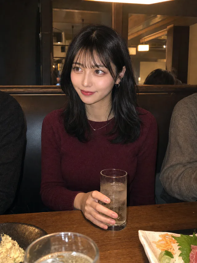夜の居酒屋で、ワインレッドのニットを着た成人女性がグラスを持ち、会話相手へふと微笑むAI生成のスマホ写真