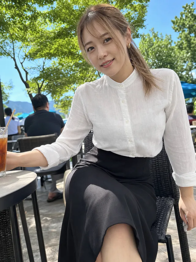 緑の木陰にある屋外カフェで、白いリネンシャツと黒いスカートを着た成人女性が座るAI生成のスマホ写真風ポートレート